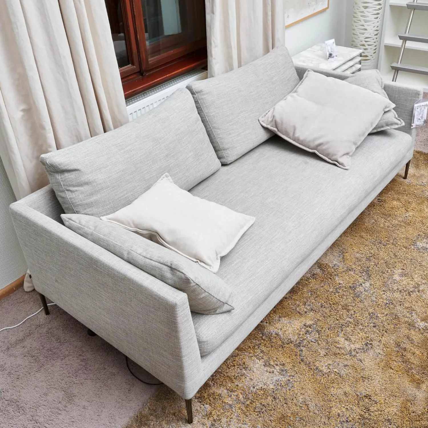 COR 2-Sitzer-Sofas|Sofa Pilotis Stoff 9208 Rauchgrau Füße Metall Verchromt Inklusive Rücken Und Wurfkissen