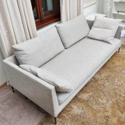 COR 2-Sitzer-Sofas|Sofa Pilotis Stoff 9208 Rauchgrau Füße Metall Verchromt Inklusive Rücken Und Wurfkissen