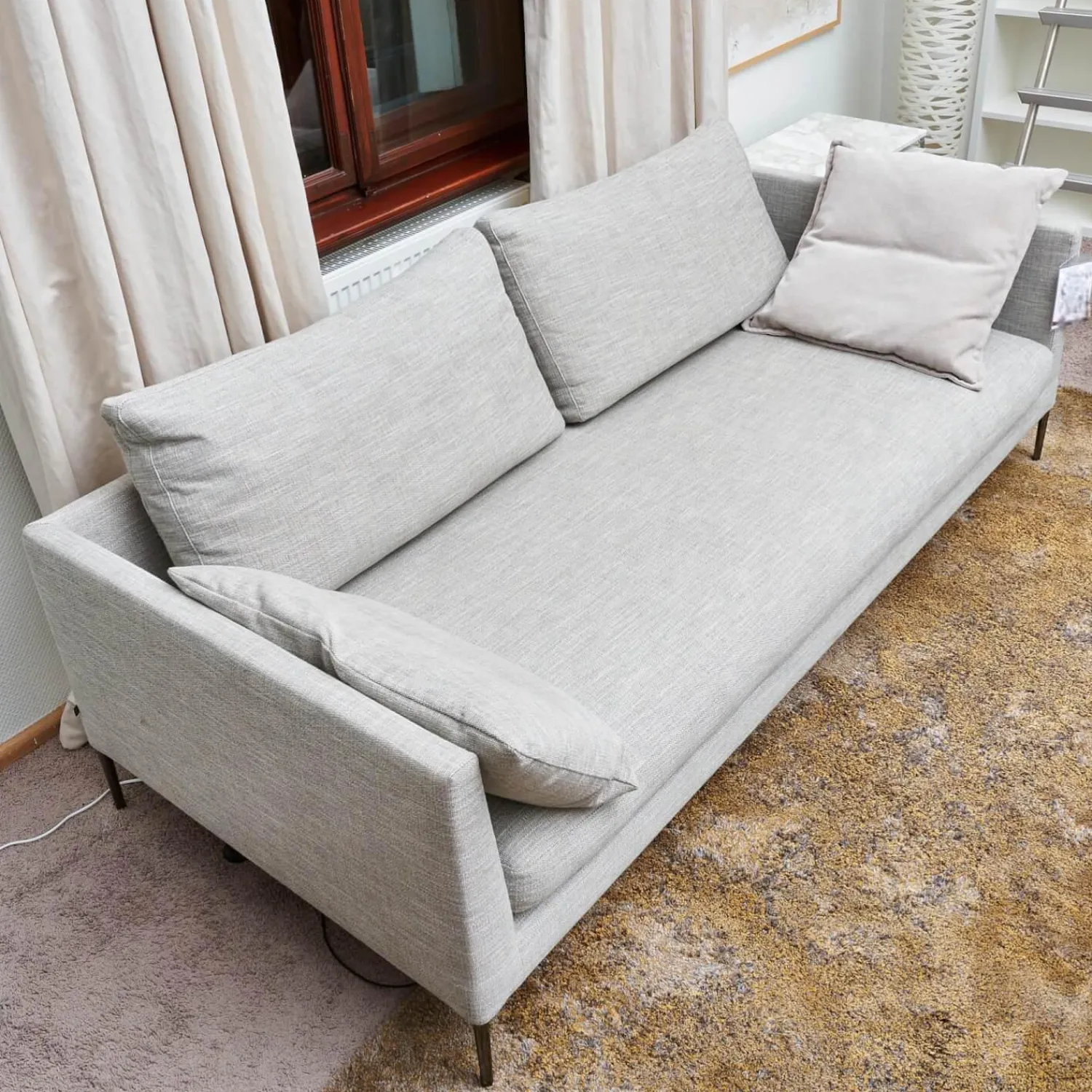 COR 2-Sitzer-Sofas|Sofa Pilotis Stoff 9208 Rauchgrau Füße Metall Verchromt Inklusive Rücken Und Wurfkissen