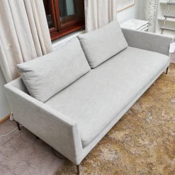 COR 2-Sitzer-Sofas|Sofa Pilotis Stoff 9208 Rauchgrau Füße Metall Verchromt Inklusive Rücken Und Wurfkissen