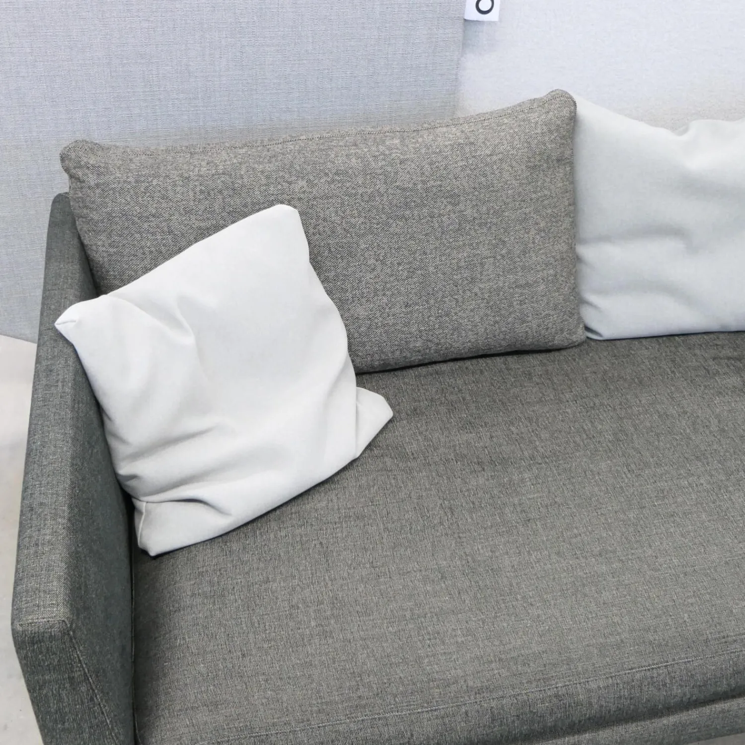 COR 3-Sitzer-Sofas|Sofa Pilotis Stoff 8161 Schwarz Braun Füße Schwarz Chrom Inklusive Rückenkissen