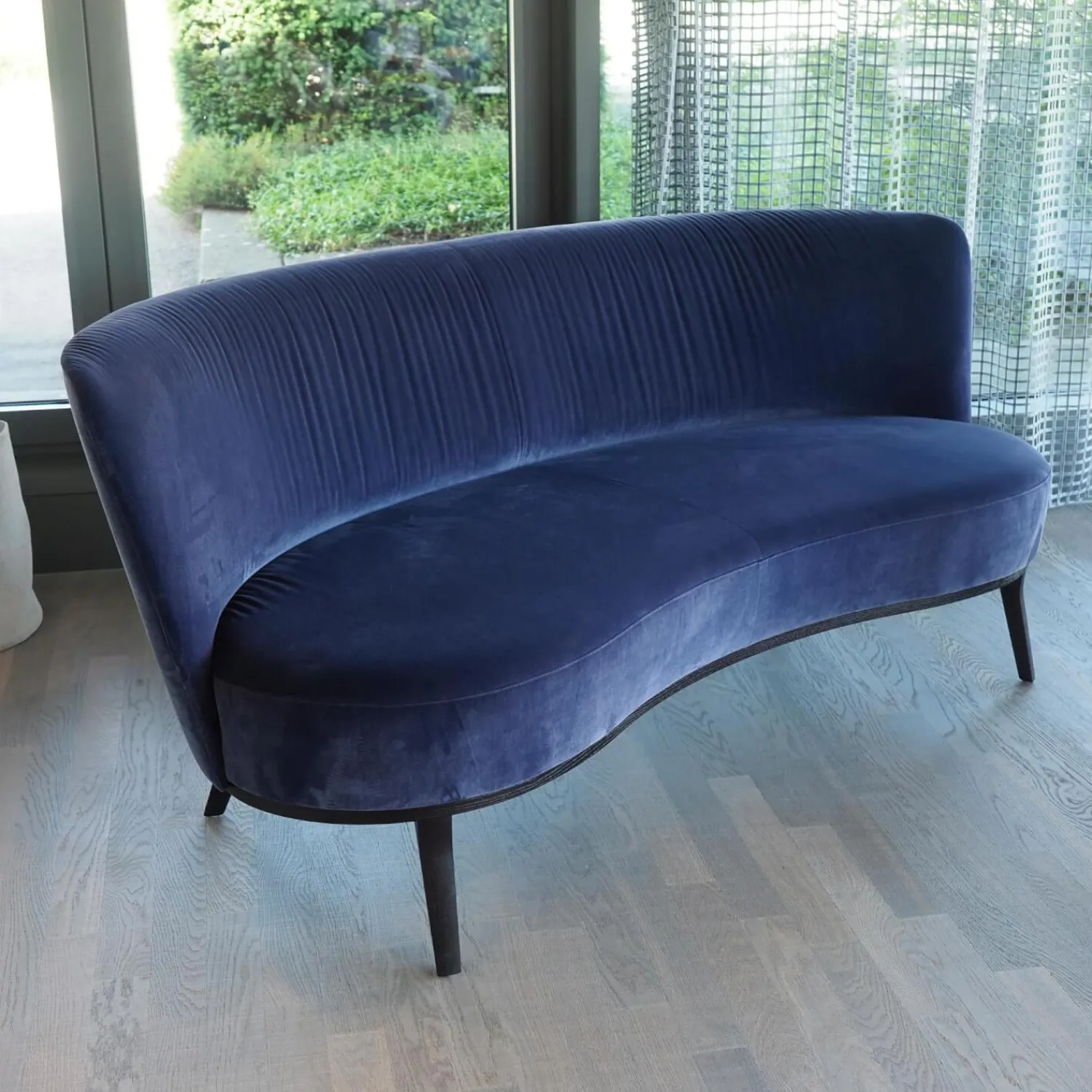 Bielefelder Werkstätten 2-Sitzer-Sofas|Sofa Polo Cocktail Nierenförmig Stoff City Velvet Reloaded CA7832/051 Blau Füße Massivholz Wengefarbig Gebeizt