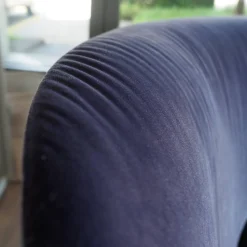 Bielefelder Werkstätten 2-Sitzer-Sofas|Sofa Polo Cocktail Nierenförmig Stoff City Velvet Reloaded CA7832/051 Blau Füße Massivholz Wengefarbig Gebeizt
