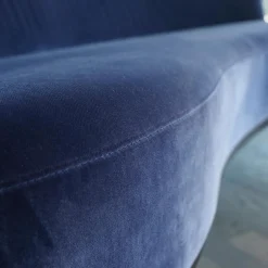 Bielefelder Werkstätten 2-Sitzer-Sofas|Sofa Polo Cocktail Nierenförmig Stoff City Velvet Reloaded CA7832/051 Blau Füße Massivholz Wengefarbig Gebeizt