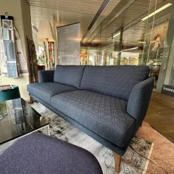 Bielefelder Werkstätten 2-Sitzer-Sofas|Sofa Polo Living Stoff Chivasso Cape Town CH2998 083 Mittelblau Füße Nussbaum