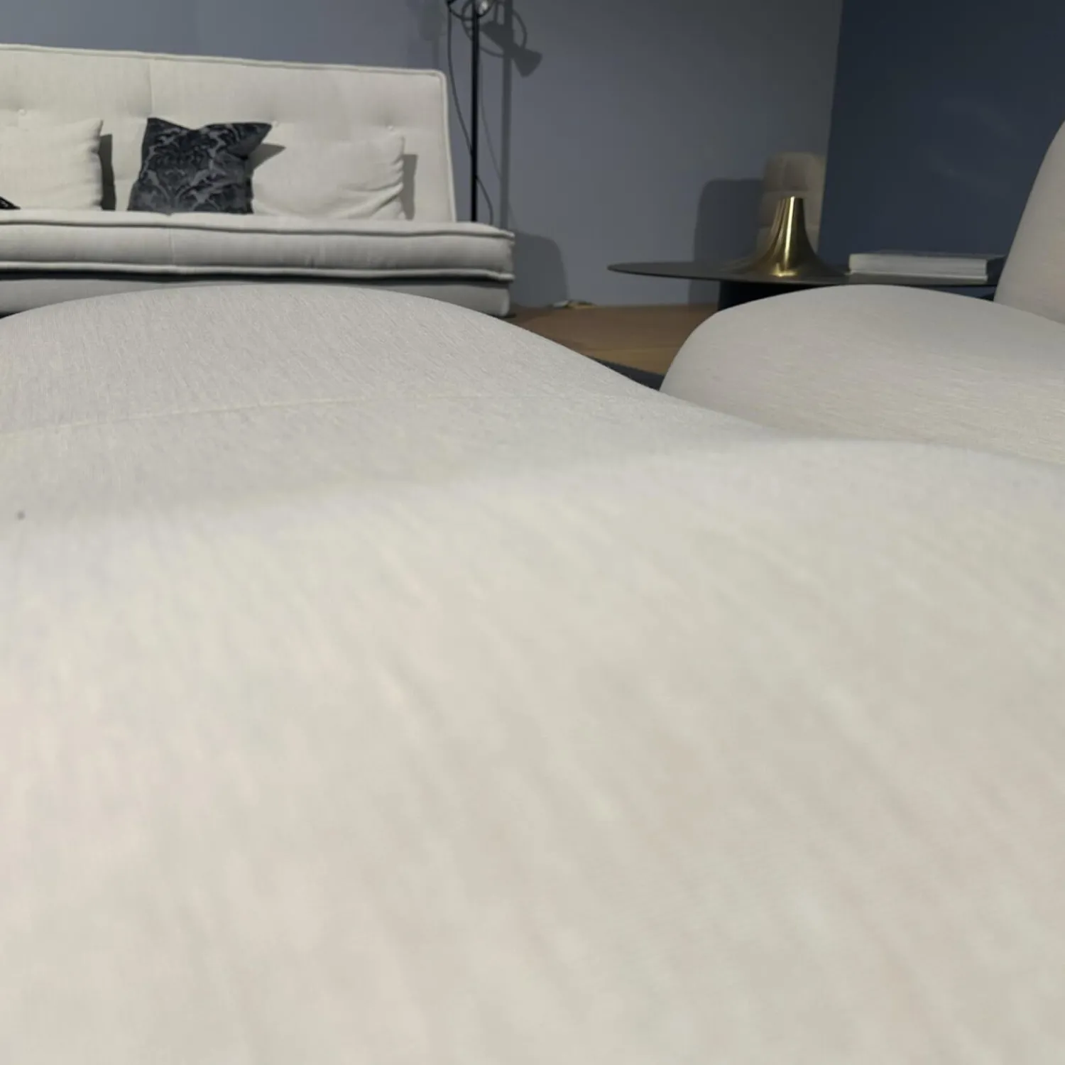 Ligne Roset 3-Sitzer-Sofas|Sofa Pukka Stoff Arte 3337 Shell Beige Inklusive Hocker