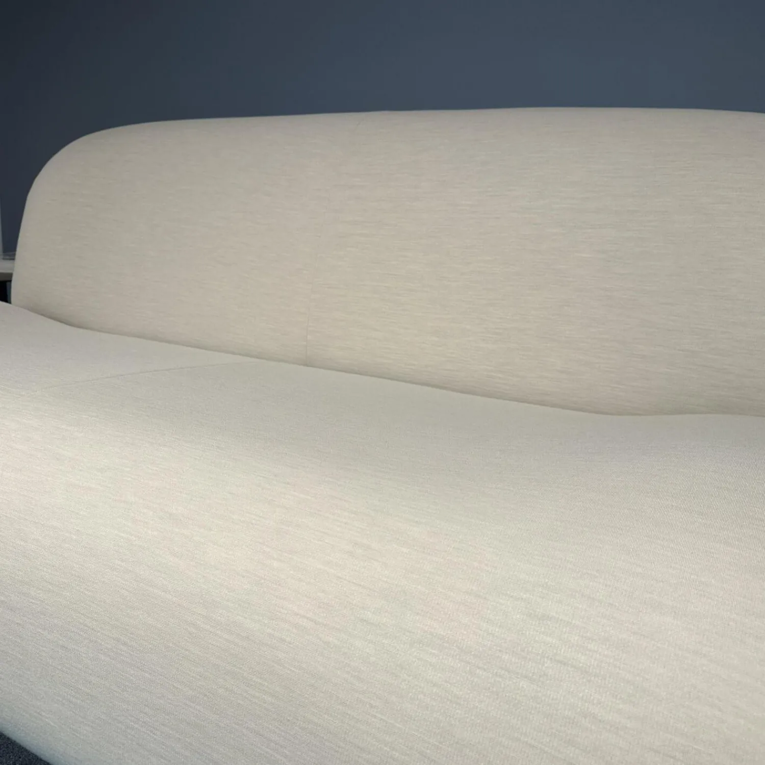 Ligne Roset 3-Sitzer-Sofas|Sofa Pukka Stoff Arte 3337 Shell Beige Inklusive Hocker