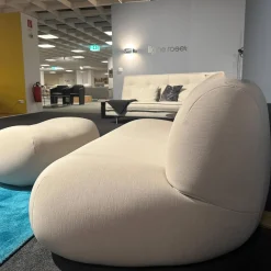Ligne Roset 3-Sitzer-Sofas|Sofa Pukka Stoff Arte 3337 Shell Beige Inklusive Hocker