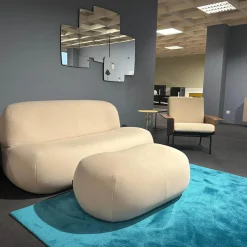 Ligne Roset 3-Sitzer-Sofas|Sofa Pukka Stoff Arte 3337 Shell Beige Inklusive Hocker