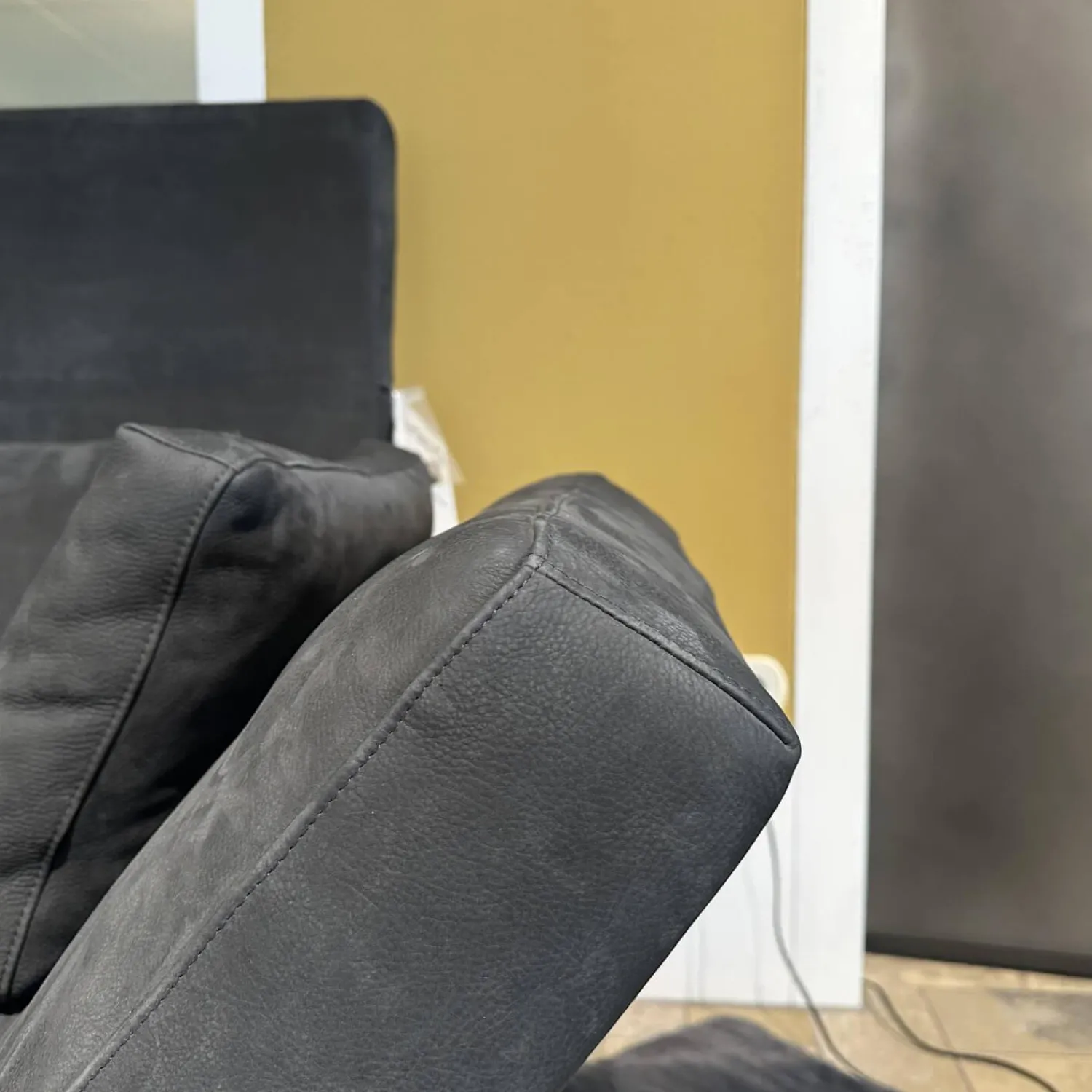 Brühl 2-Sitzer-Sofas|Sofa Roro Anilinleder Taron 5668 0099 Grau Schwarz Gestell Schwarz Mit Drehsitz Und Kissen