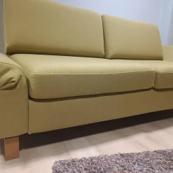 Wolkenweich 2-Sitzer-Sofas|Sofa Sirio Stoff Arco Schurwolle Kiwi Grün Gelb Holzkufen Eiche geölt