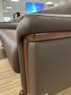 Stressless 2-Sitzer-Sofas|Sofa 2,5-Sitzer Stella Leder Batick Brown Armlehne mit Holzdetail inkl. Hocker mit Hockertisch