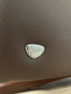 Stressless 2-Sitzer-Sofas|Sofa 2,5-Sitzer Stella Leder Batick Brown Armlehne mit Holzdetail inkl. Hocker mit Hockertisch