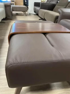 Stressless 2-Sitzer-Sofas|Sofa 2,5-Sitzer Stella Leder Batick Brown Armlehne mit Holzdetail inkl. Hocker mit Hockertisch