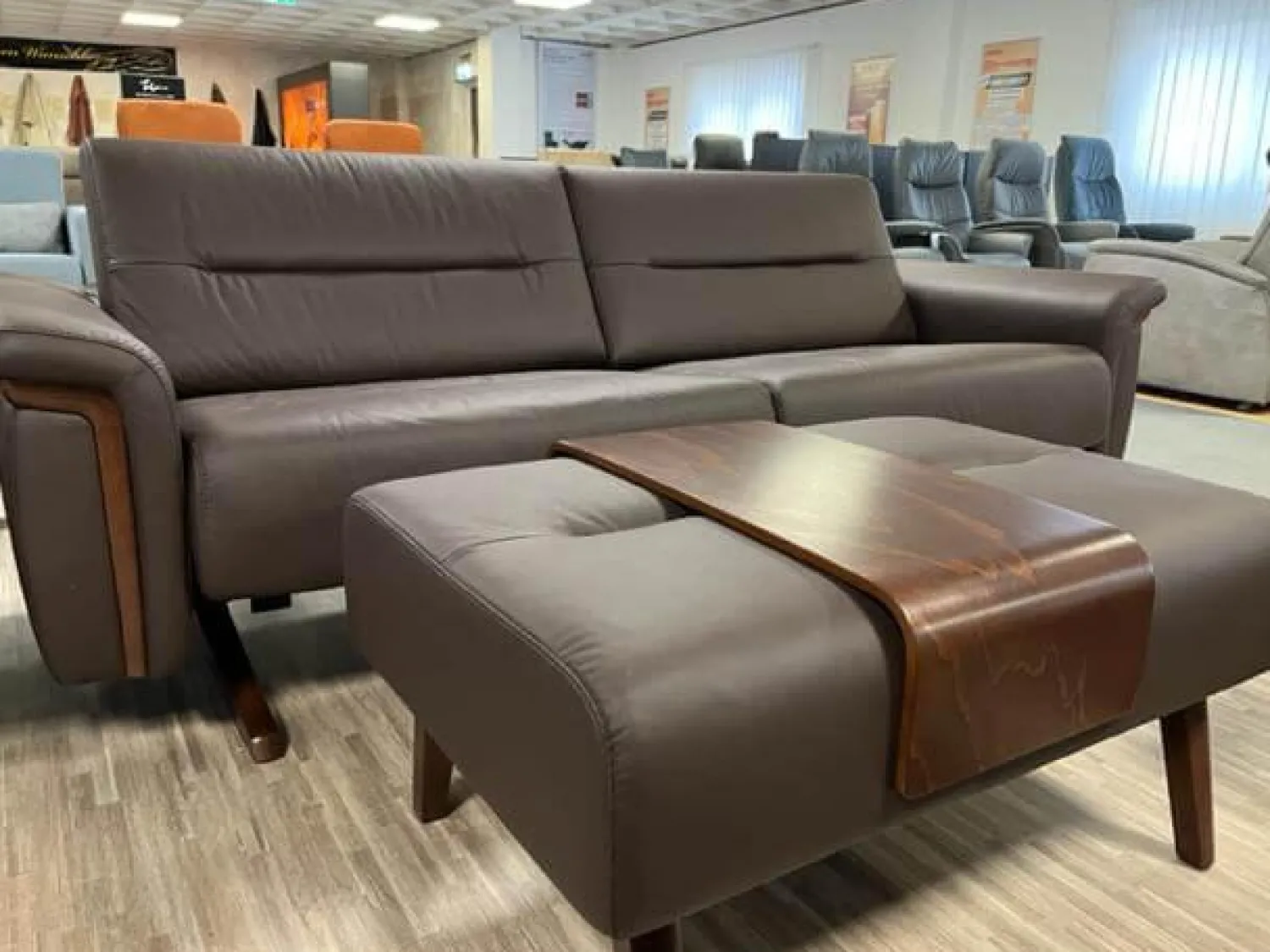 Stressless 2-Sitzer-Sofas|Sofa 2,5-Sitzer Stella Leder Batick Brown Armlehne mit Holzdetail inkl. Hocker mit Hockertisch