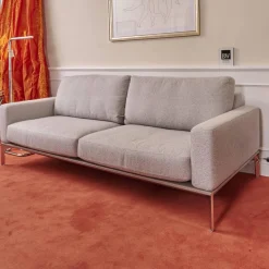 Bielefelder Werkstätten 2-Sitzer-Sofas|Sofa Spirit Bezug Mara 1763 181 Grau Chromfüße Und Holzsockel In Taupe mit 2 Kissen