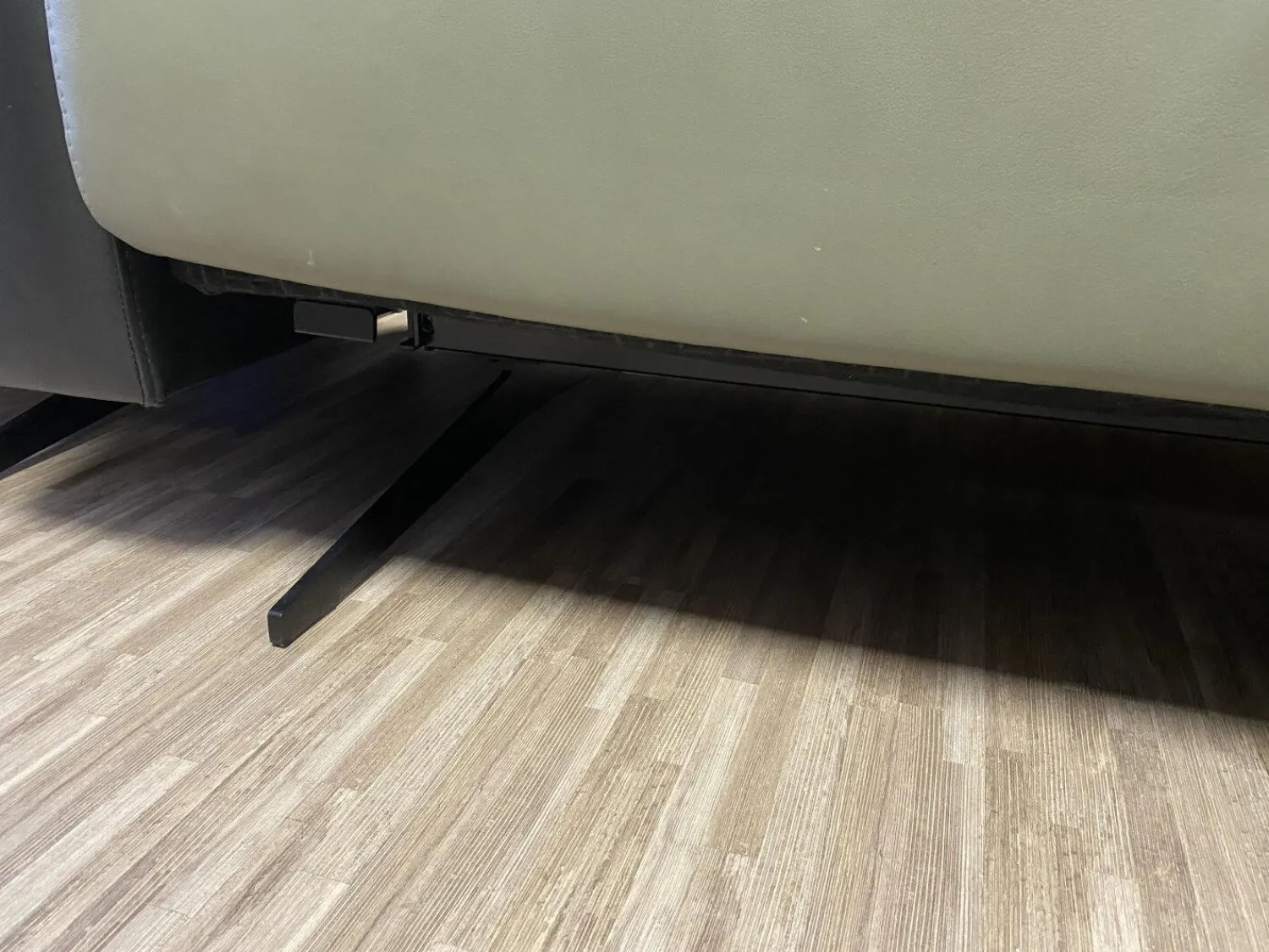 Stressless 2-Sitzer-Sofas|Sofa Stella M Mit Breiten Armlehnen Leder Paloma Shadow Green Dunkelgrün Und Black Schwarz Fuß Kufe Stahl Schwarz Mit Kopfstützen