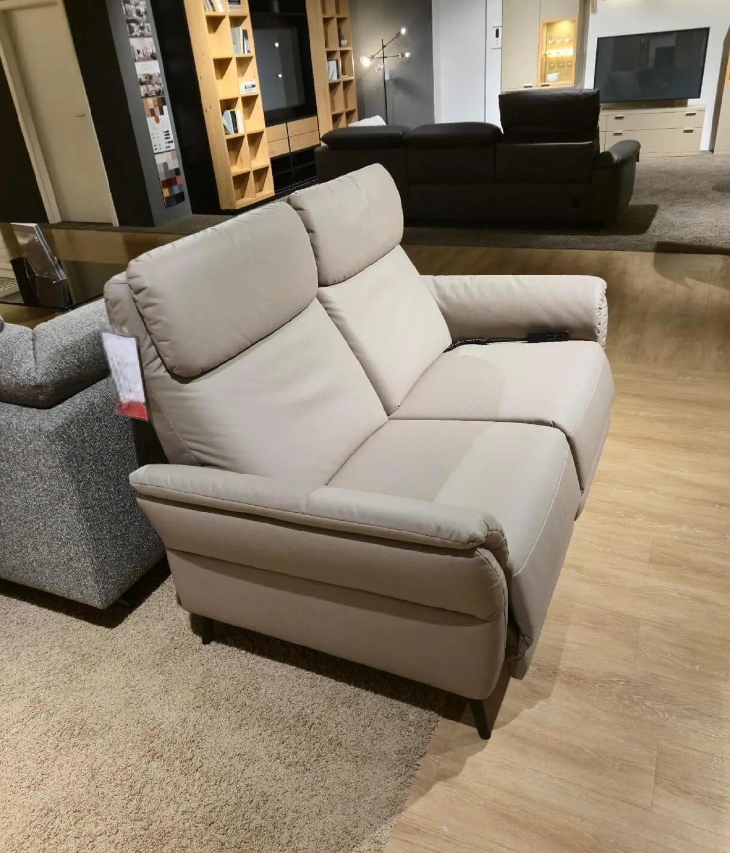 Mondo 2-Sitzer-Sofas|Sofa Sunatra Stoff Caballo Light Grey Grau Metallfuß Schwarz Matt Mit Motorischer Herz Waage Funktion