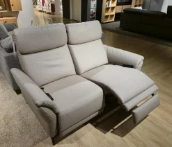 Mondo 2-Sitzer-Sofas|Sofa Sunatra Stoff Caballo Light Grey Grau Metallfuß Schwarz Matt Mit Motorischer Herz Waage Funktion