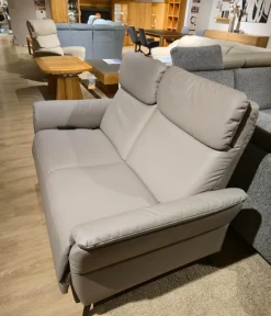 Mondo 2-Sitzer-Sofas|Sofa Sunatra Stoff Caballo Light Grey Grau Metallfuß Schwarz Matt Mit Motorischer Herz Waage Funktion