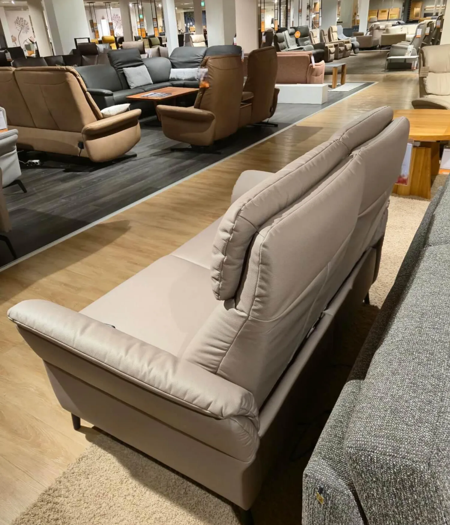 Mondo 2-Sitzer-Sofas|Sofa Sunatra Stoff Caballo Light Grey Grau Metallfuß Schwarz Matt Mit Motorischer Herz Waage Funktion