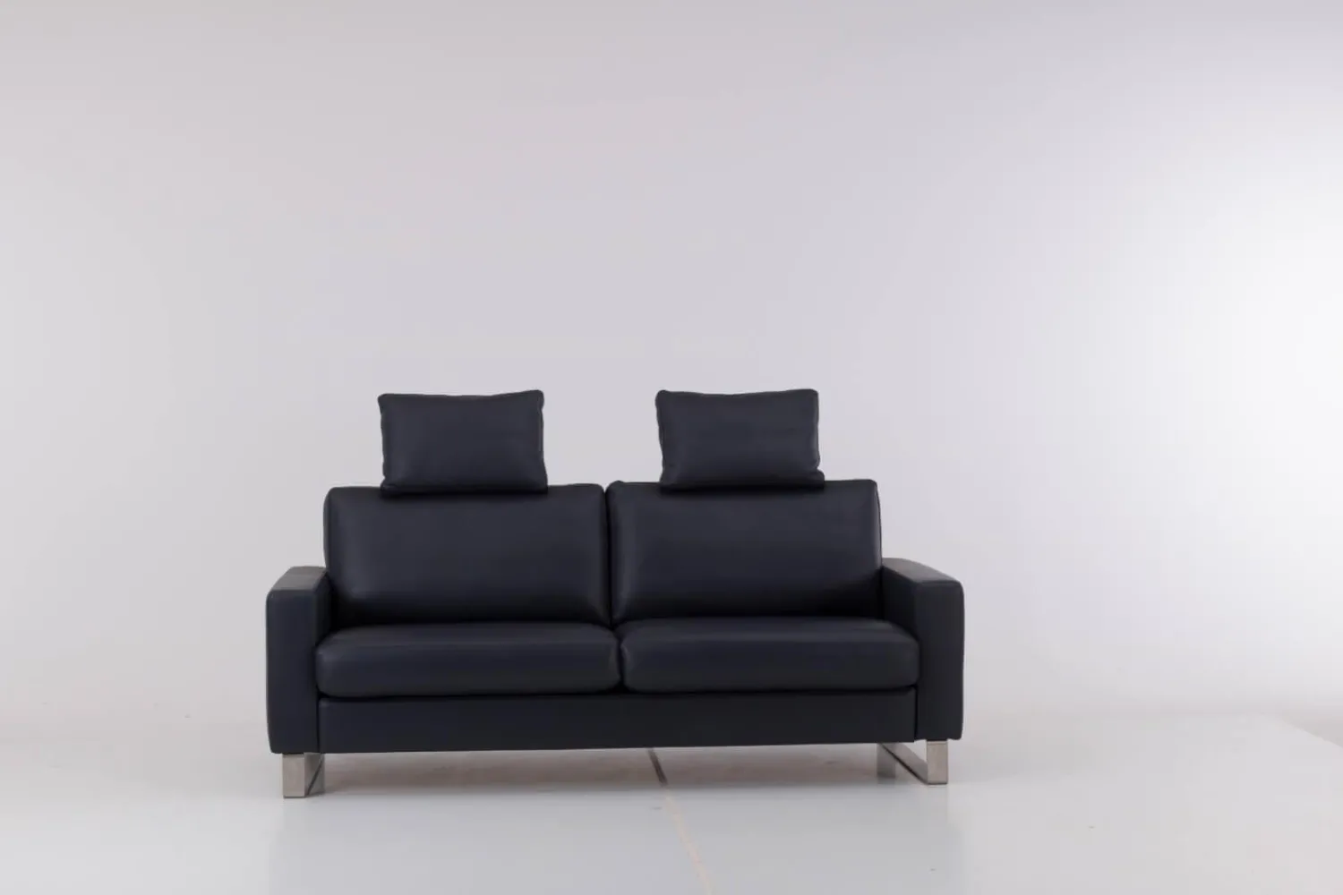 Werther 2-Sitzer-Sofas|Sofa Variation 108 Leder L7060C Dunkelblau Füße Edelstahlkufen Silber Inklusive Kopfteilkissen