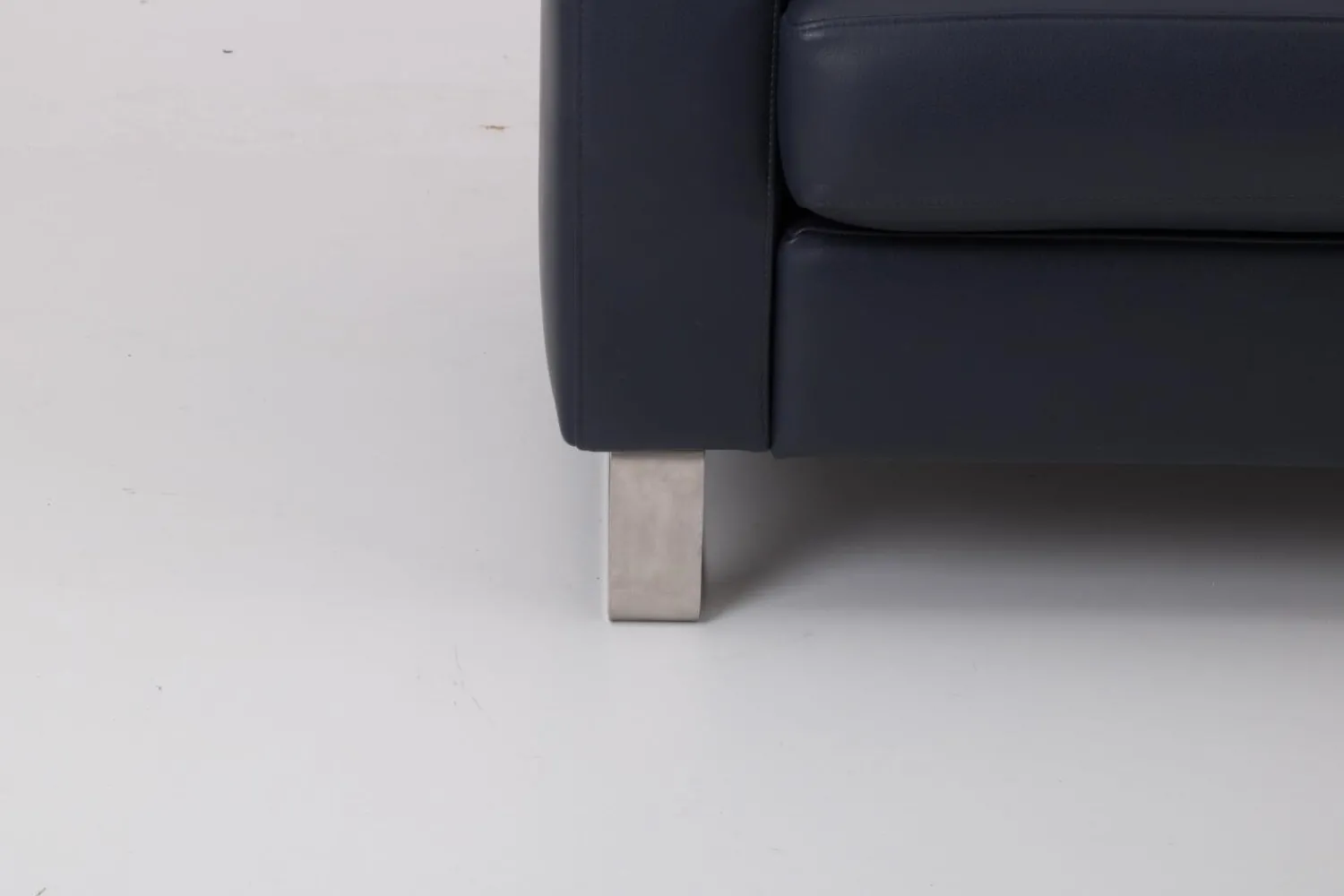 Werther 2-Sitzer-Sofas|Sofa Variation 108 Leder L7060C Dunkelblau Füße Edelstahlkufen Silber Inklusive Kopfteilkissen