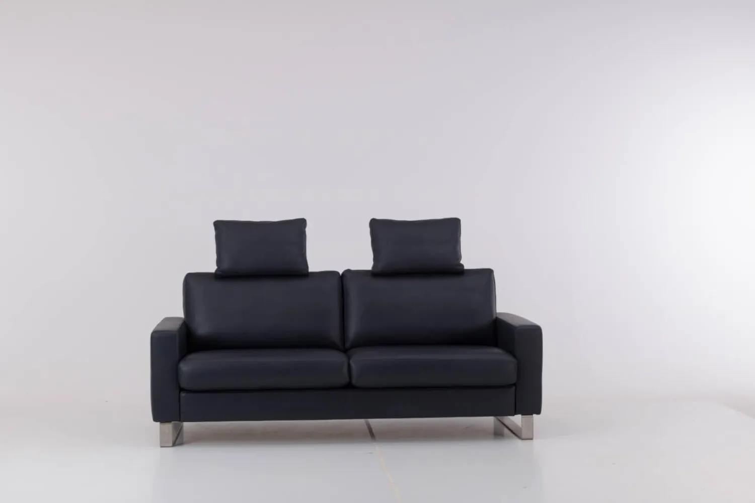 Werther 2-Sitzer-Sofas|Sofa Variation 108 Leder L7060C Dunkelblau Füße Edelstahlkufen Silber Inklusive Kopfteilkissen