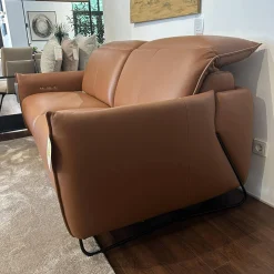 Rom 2-Sitzer-Sofas|Sofa Vitis Leder Montana Cognac Braun Füße 01BL Black Schwarz Mit Ausklappbarer Fußablage