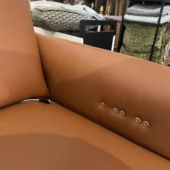 Rom 2-Sitzer-Sofas|Sofa Vitis Leder Montana Cognac Braun Füße 01BL Black Schwarz Mit Ausklappbarer Fußablage