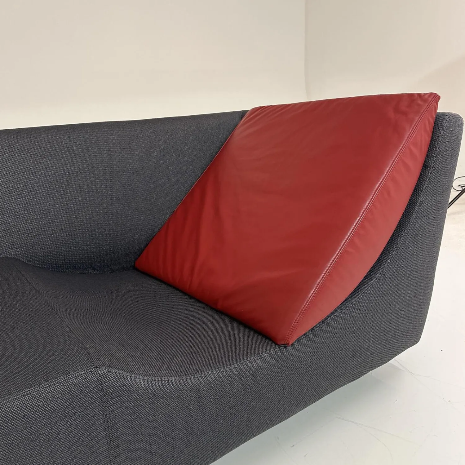 Werther 3-Sitzer-Sofas|Sofa Wave Bezug Stoff U2952G Grau Schwarz Einlegekissen Leder L9999B Rot Füße Buche Schwarz