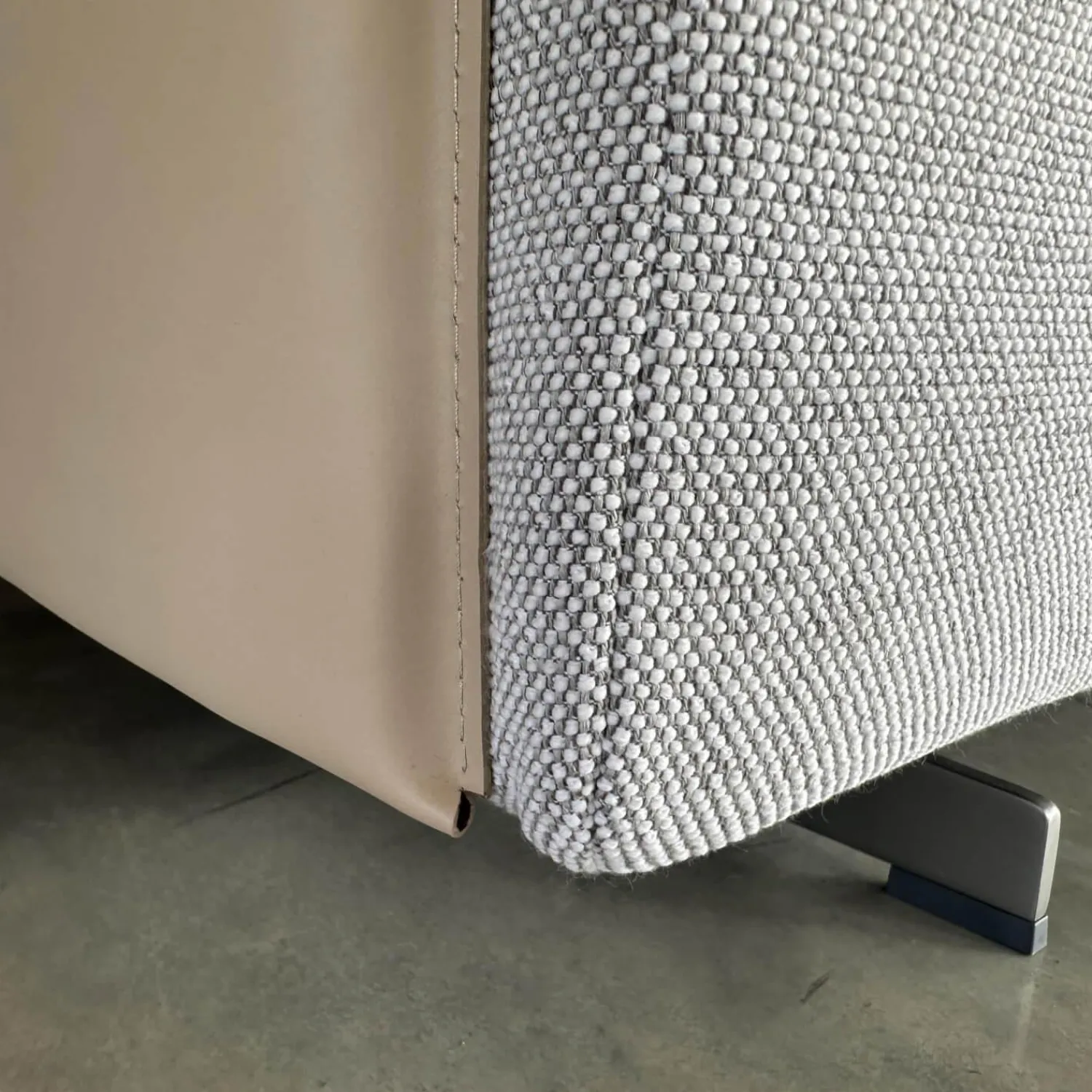 Poltrona Frau 2-Sitzer-Sofas|Sofa Zweisitzer Grantorino Stoff Col. Tess Bouce Sabbia Grau Leder Saddle Beige