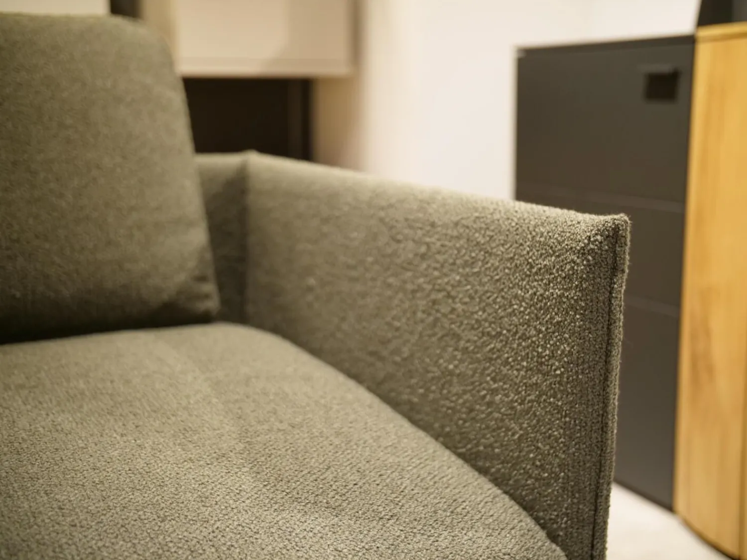 Rolf Benz 2-Sitzer-Sofas|Sofabank Liv Smart 536 Stoff 24.140 Grüngrau Gestell Aluminium Feinstruktur Pulverbeschichtet Matt RAL 9017 Schwarz Mit Rückenkissen