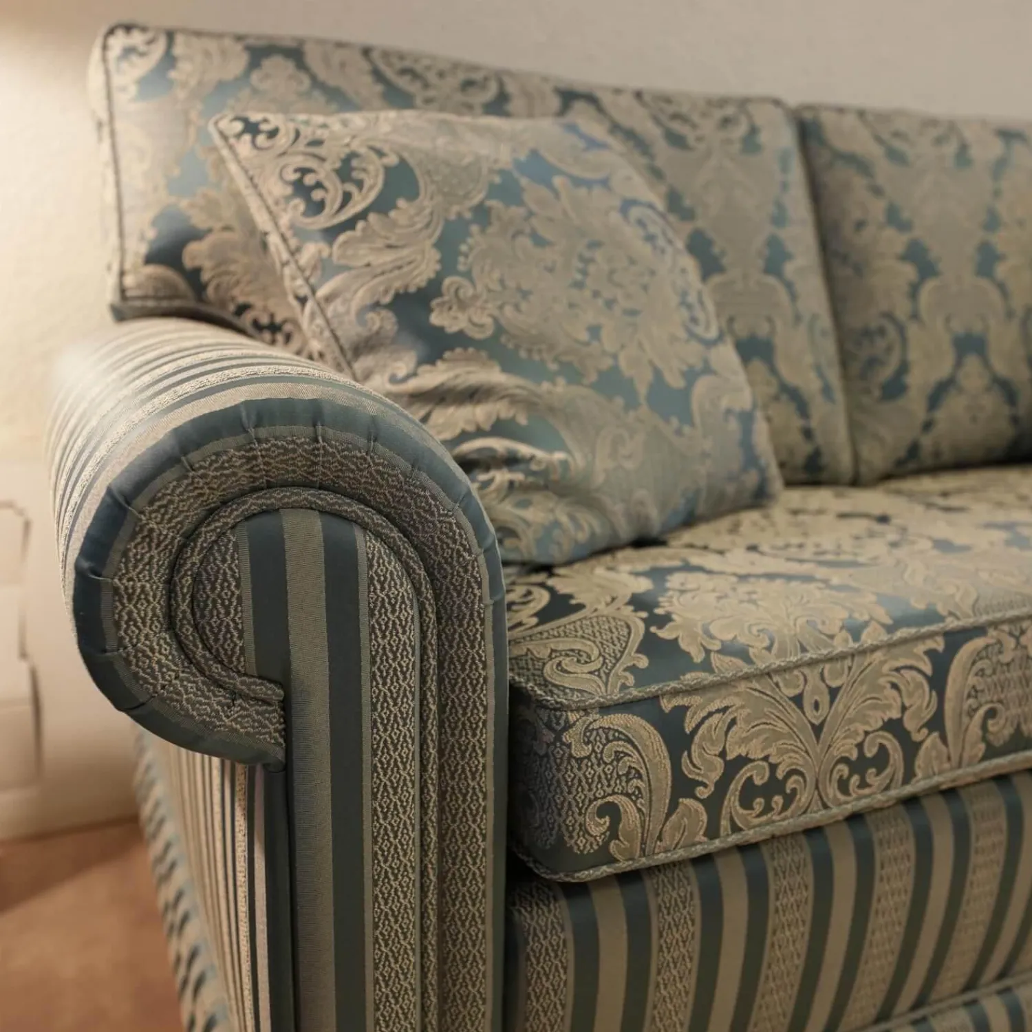 Finkeldei Polstergruppen|Sofagarnitur Modell Nora Sofa 2 Sitzig unda 2,5 Sitzig und Sessel Nora Stoff Bezug R 2774 R 2776 Bezug Blau Grau Sitz und Rücken Floral Korpus Gestreift Blau Grau
