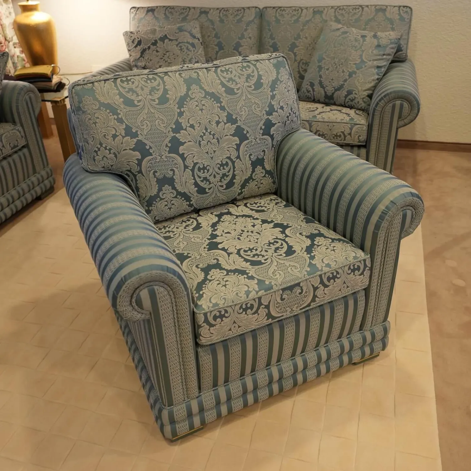 Finkeldei Polstergruppen|Sofagarnitur Modell Nora Sofa 2 Sitzig unda 2,5 Sitzig und Sessel Nora Stoff Bezug R 2774 R 2776 Bezug Blau Grau Sitz und Rücken Floral Korpus Gestreift Blau Grau