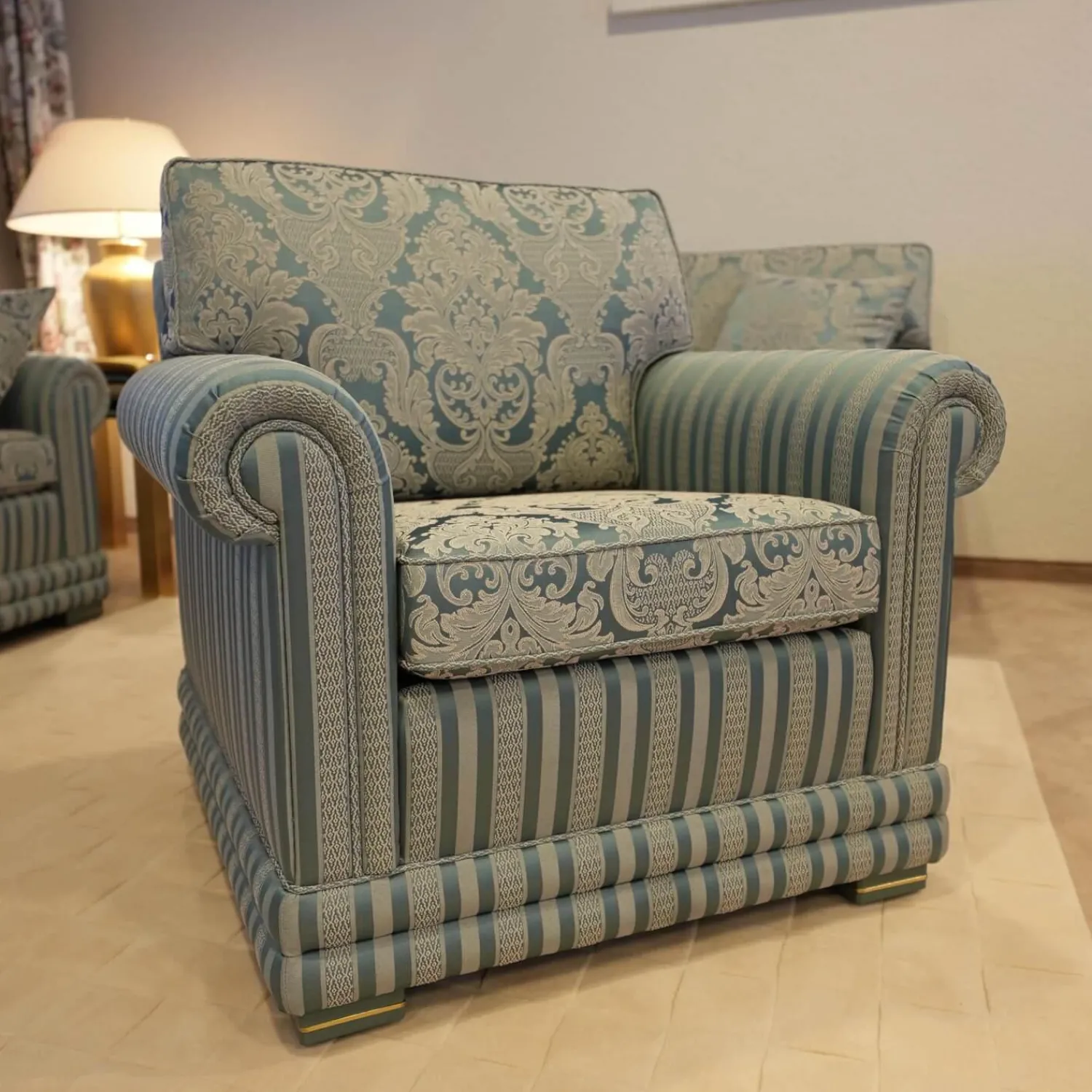 Finkeldei Polstergruppen|Sofagarnitur Modell Nora Sofa 2 Sitzig unda 2,5 Sitzig und Sessel Nora Stoff Bezug R 2774 R 2776 Bezug Blau Grau Sitz und Rücken Floral Korpus Gestreift Blau Grau