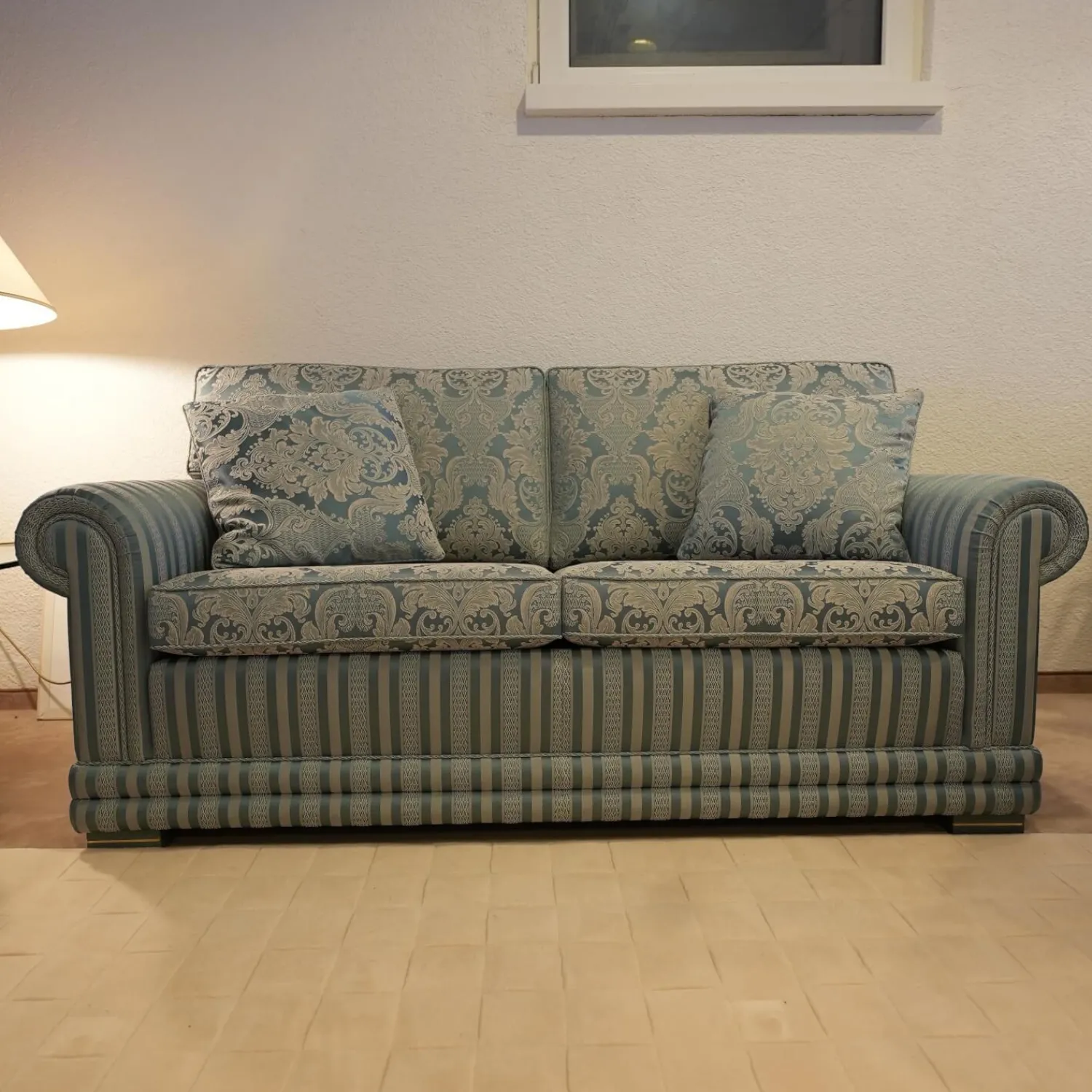 Finkeldei Polstergruppen|Sofagarnitur Modell Nora Sofa 2 Sitzig unda 2,5 Sitzig und Sessel Nora Stoff Bezug R 2774 R 2776 Bezug Blau Grau Sitz und Rücken Floral Korpus Gestreift Blau Grau