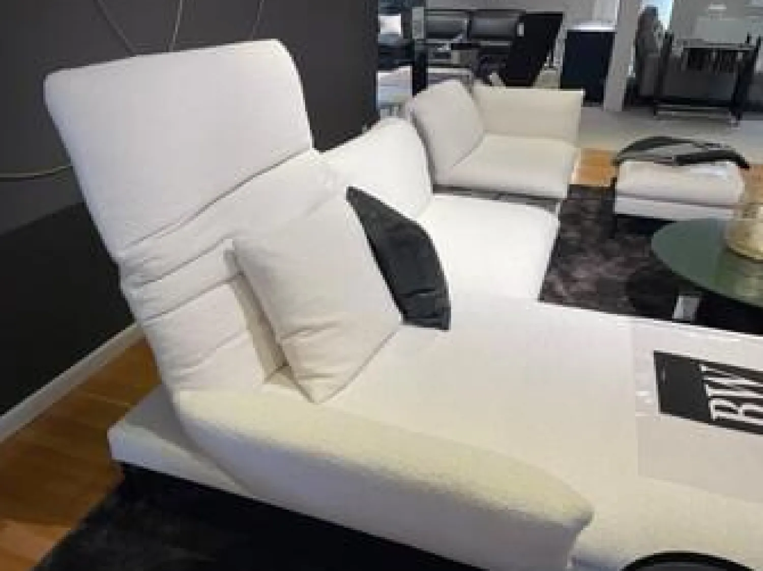 Bielefelder Werkstätten Wohnlandschaften|Sofalandschaft Heaven Stoff Queen 171 Wollweiß Weiß Metallfuß Rund Matt Schwarz Auflagetischplatte Quarzit Dunkel Mit Hocker