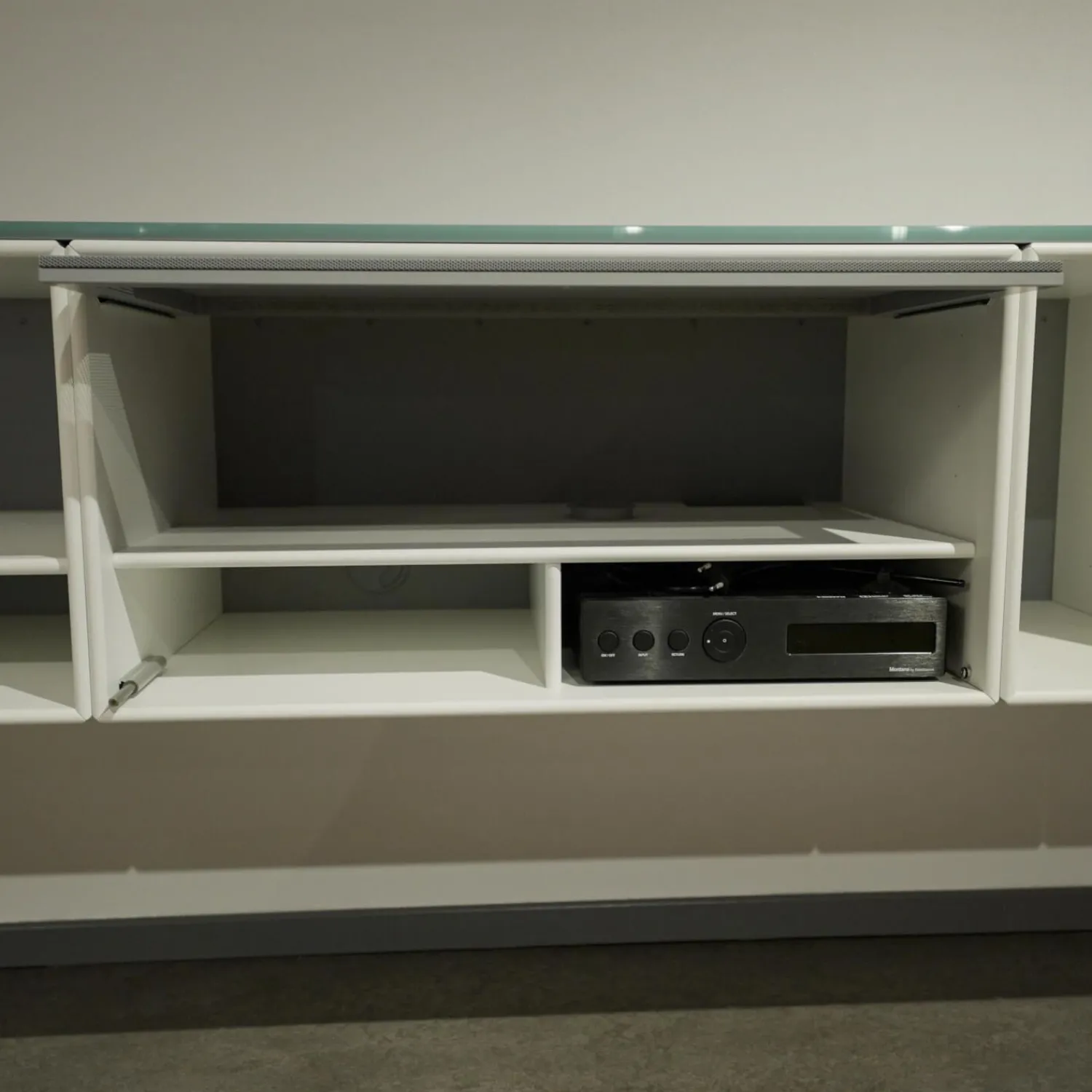 Montana Wohnwände & Tv-Lowboards|Sound Unit Lack Matt Weiß Frontfarbe Fjord Mit Abdeckplatte Glas