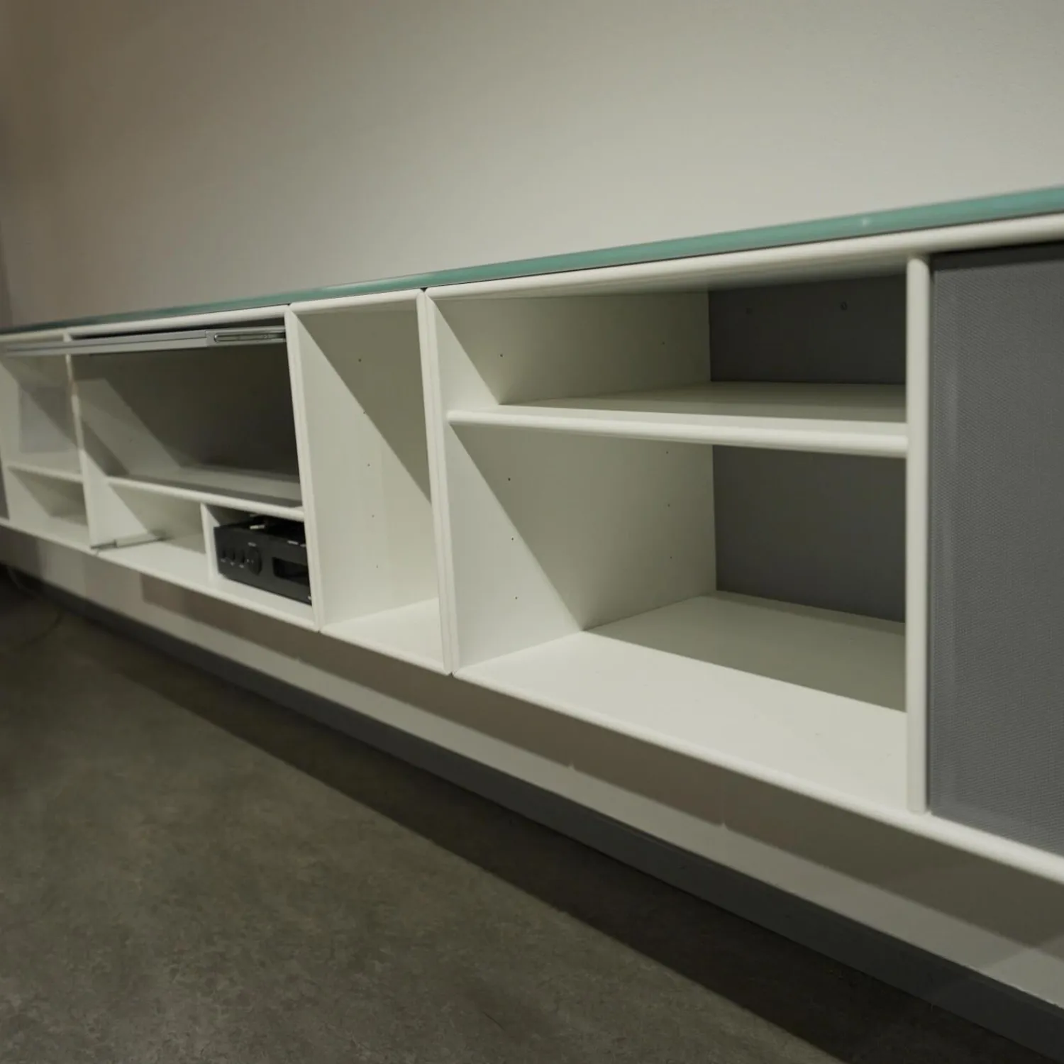 Montana Wohnwände & Tv-Lowboards|Sound Unit Lack Matt Weiß Frontfarbe Fjord Mit Abdeckplatte Glas