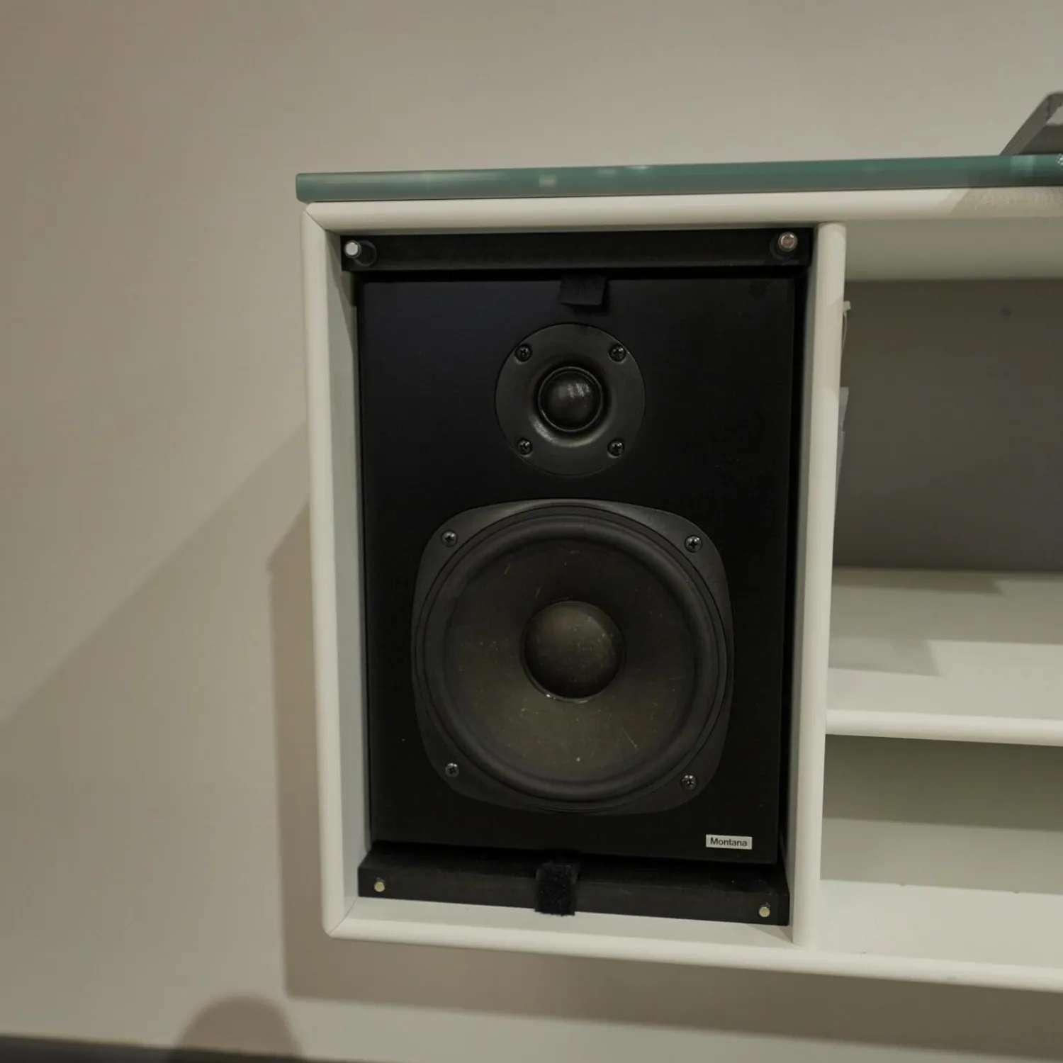 Montana Wohnwände & Tv-Lowboards|Sound Unit Lack Matt Weiß Frontfarbe Fjord Mit Abdeckplatte Glas