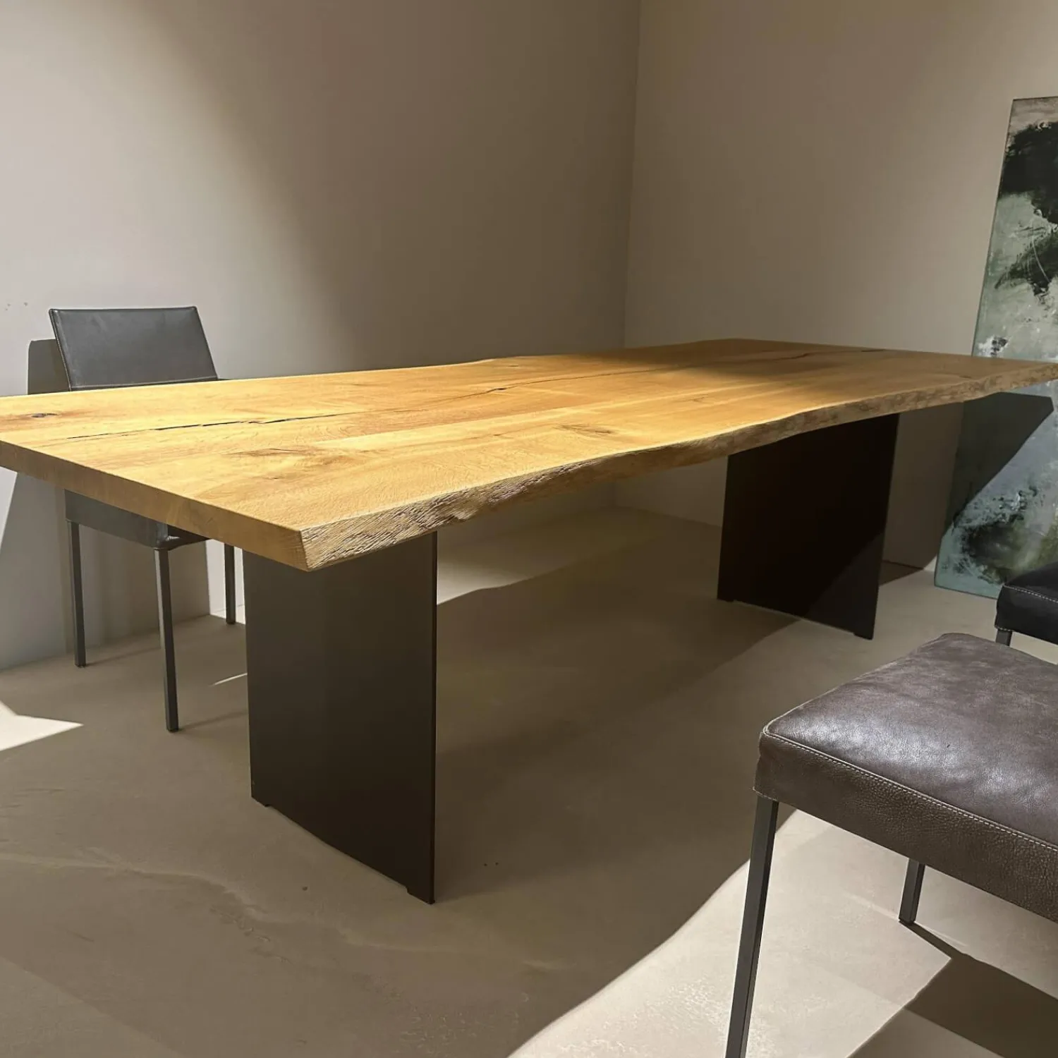 Paul Lindberg Esstische|Stammtisch Ruvio Planke Platte Eiche Wild Mitt Offenen Ästen Und Rissen Gestell Metall Bronze Lackiert