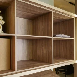 Cabinet Regale|Stangensystem Atrio Alu Goldfarbig Holzdekor Wallnuss