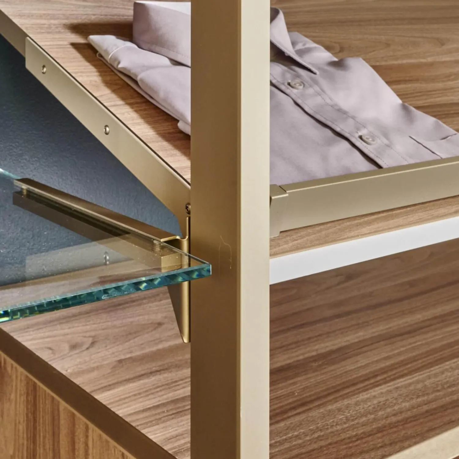 Cabinet Regale|Stangensystem Atrio Alu Goldfarbig Holzdekor Wallnuss