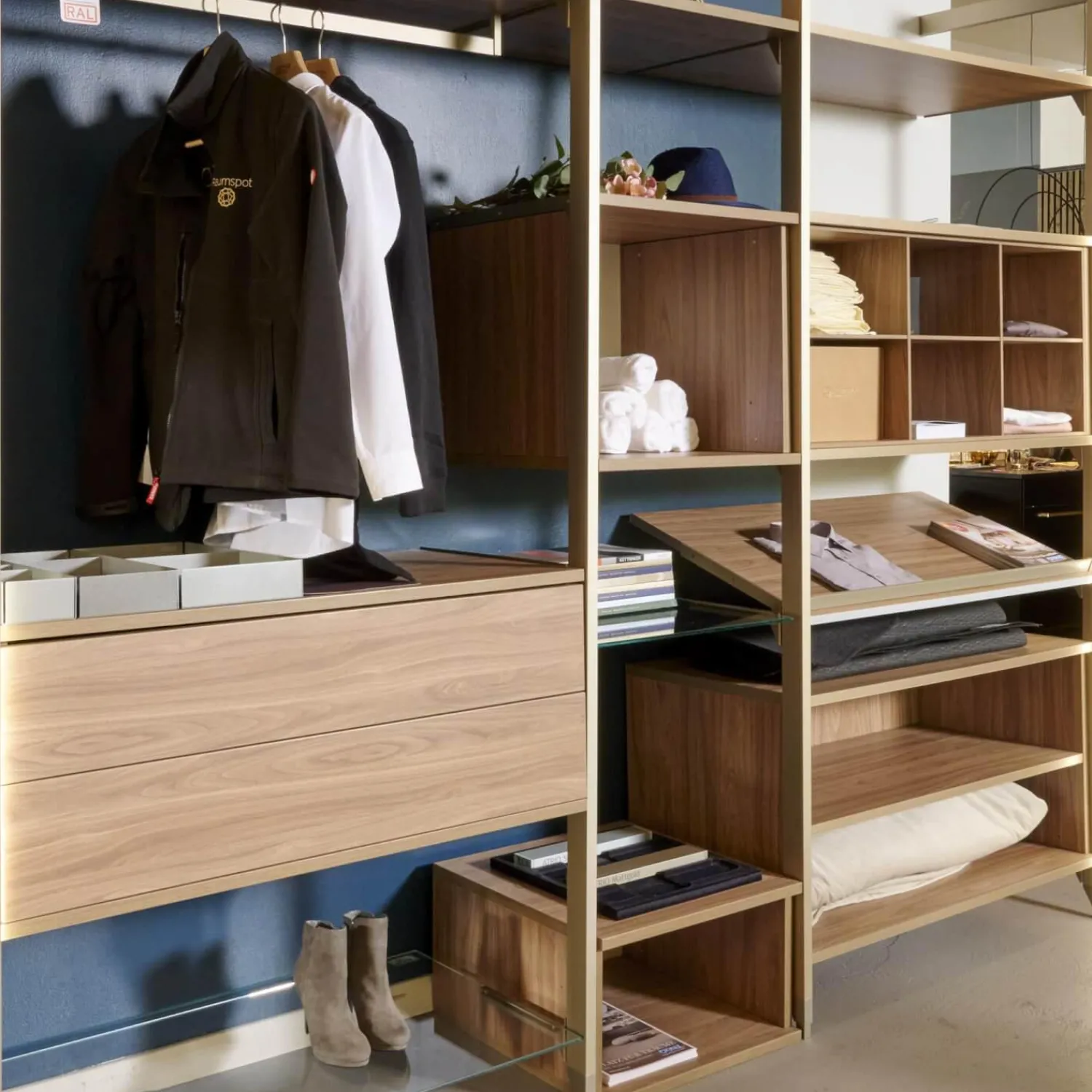 Cabinet Regale|Stangensystem Atrio Alu Goldfarbig Holzdekor Wallnuss