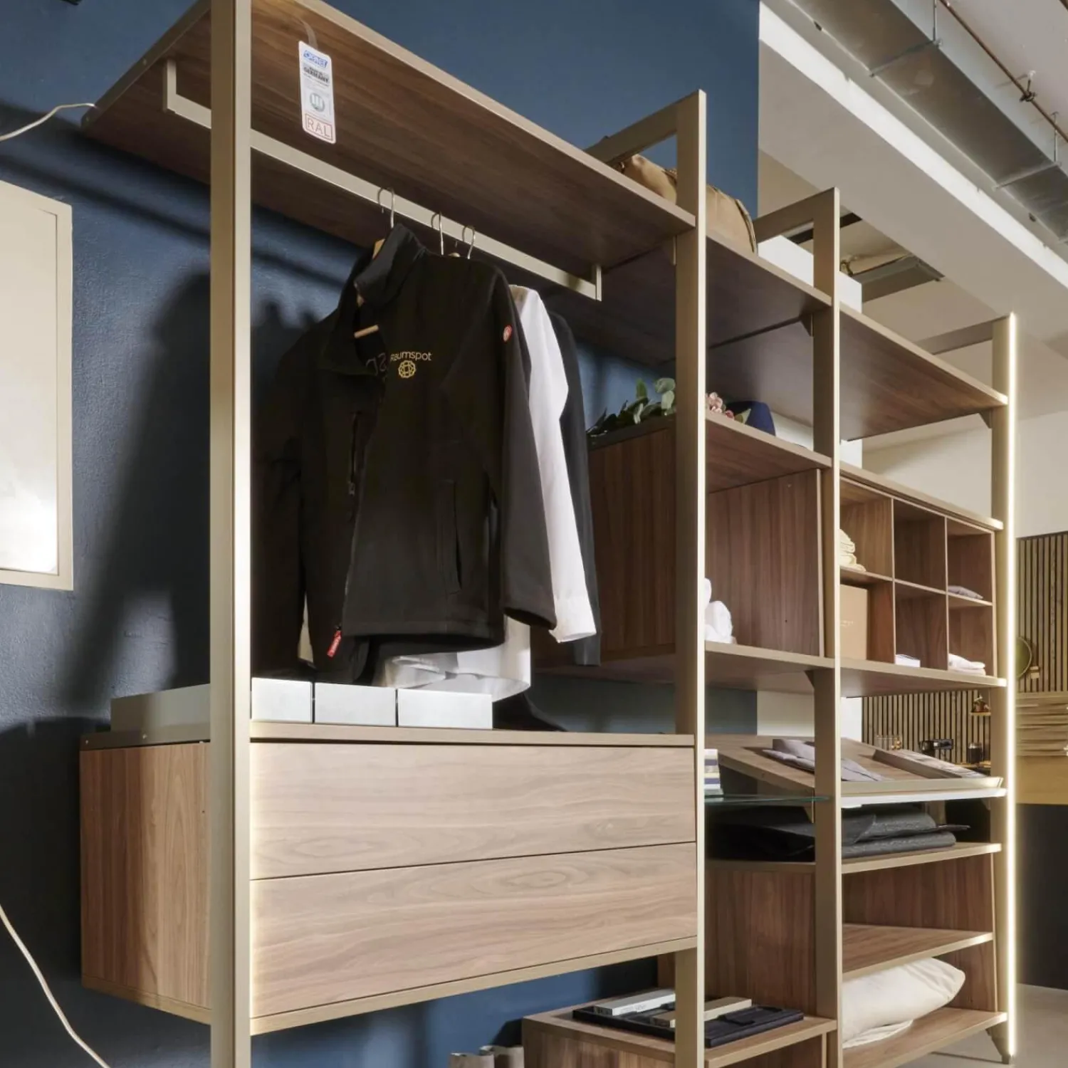 Cabinet Regale|Stangensystem Atrio Alu Goldfarbig Holzdekor Wallnuss