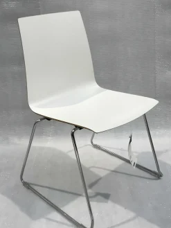 König + Neurath Bürostühle|Einzelstühle|Stapelstuhl Move Me Schale Holz Beschichtet Reinweiss Gestell Chrom