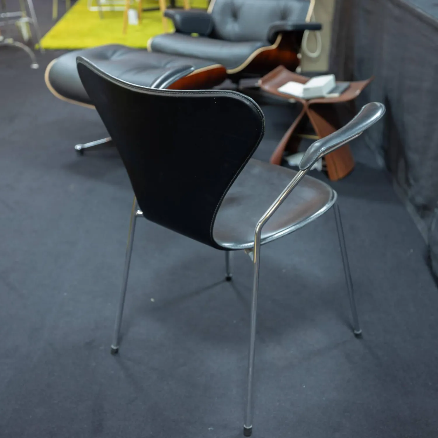 Fritz Hansen Einzelstühle|Stuhl 3207 Serie 7 Sitzschale Vollpolster Bezug Leder Kat. 5 Schwarz Untergestell Stahlrohr Verchromt
