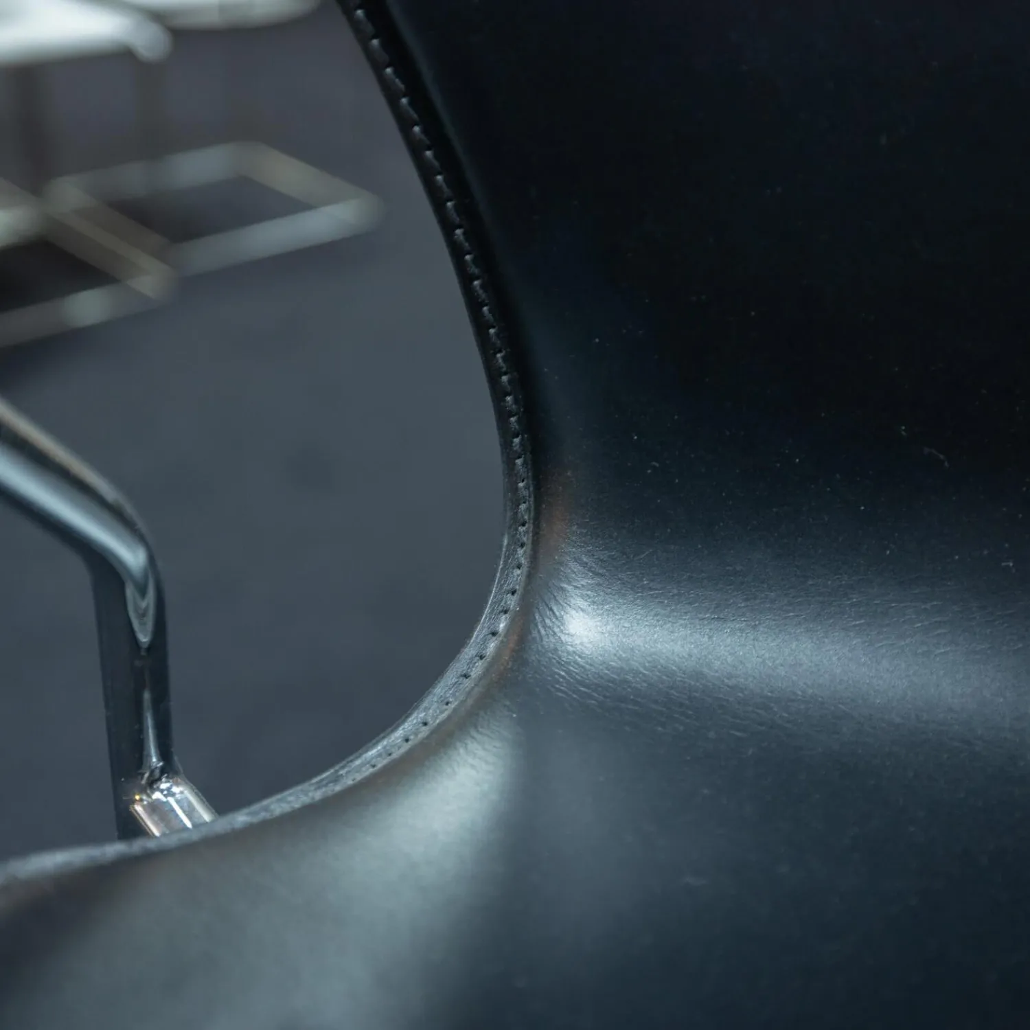 Fritz Hansen Einzelstühle|Stuhl 3207 Serie 7 Sitzschale Vollpolster Bezug Leder Kat. 5 Schwarz Untergestell Stahlrohr Verchromt