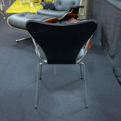 Fritz Hansen Einzelstühle|Stuhl 3207 Serie 7 Sitzschale Vollpolster Bezug Leder Kat. 5 Schwarz Untergestell Stahlrohr Verchromt